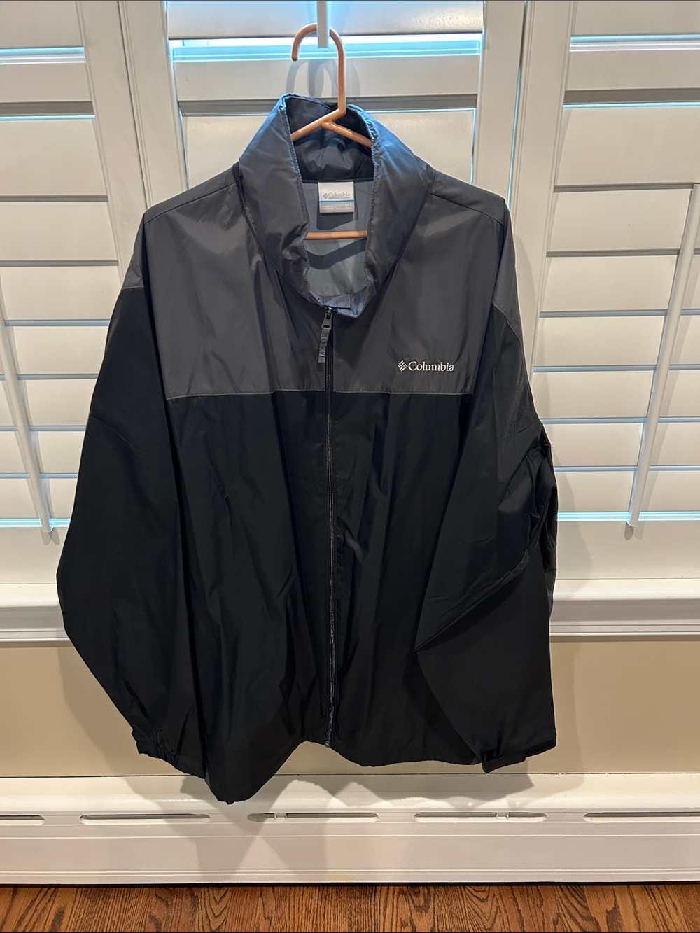 Columbia Men's Black and Gray Lightweight Windbreaker Jacket